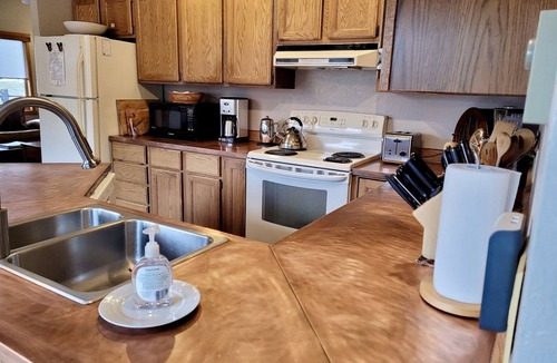 Winthrop House | A Bend in the River Cabin-Dog Friendly and Next to the River!