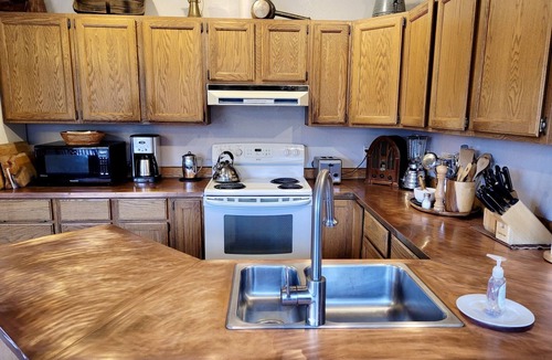 Winthrop House | A Bend in the River Cabin-Dog Friendly and Next to the River!
