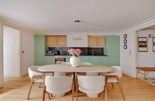 Quartier du Faubourg-Montmartre Apartment | A Breathtaking 2BR/2Ba in Opera