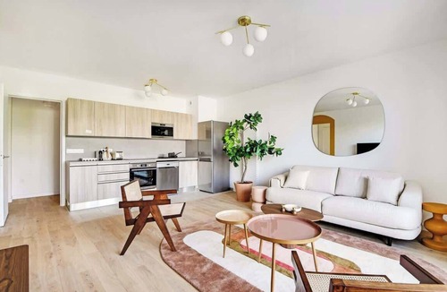 Clichy Apartment | A Bright 3-BR/2BA in Clichy
