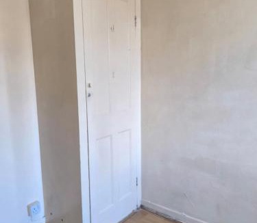 White City House | A bright, comfortable double room in family friendly household