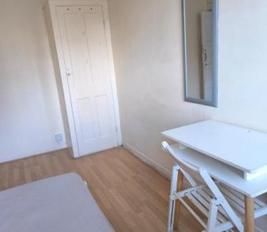 White City House | A bright, comfortable double room in family friendly household