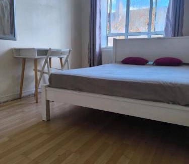 White City House | A bright, comfortable double room in family friendly household