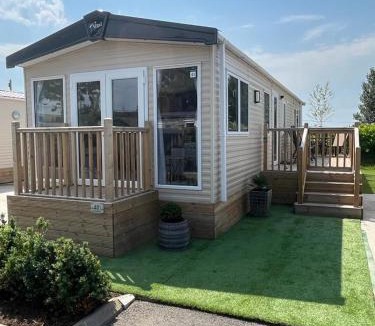 Welton Other | A & C Lodge plot 41 - HOT TUB - 1 double bedroom- 1 twin room 2 bathrooms 4 pm check in NO COMMERCIAL VANS - PLOT 41 Check in 4 pm 41 pet friendly