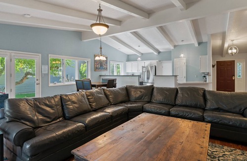 Hermosa House | A/C,Pet Friendly, Private Hot Tub, Great Location!
