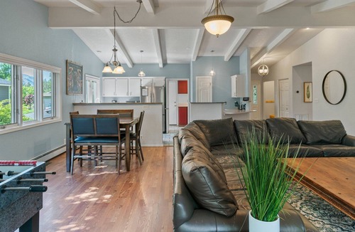 Hermosa House | A/C,Pet Friendly, Private Hot Tub, Great Location!