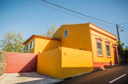 Capelas House | A Casa Amarela