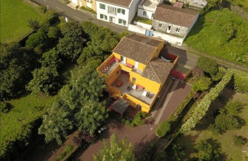 Capelas House | A Casa Amarela