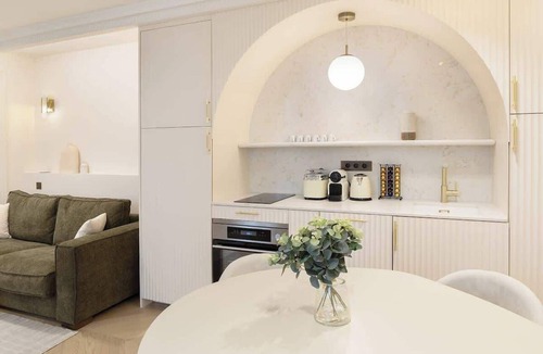 Gaillon Apartment | A Charming 1-BR/1BA with Services in Opéra