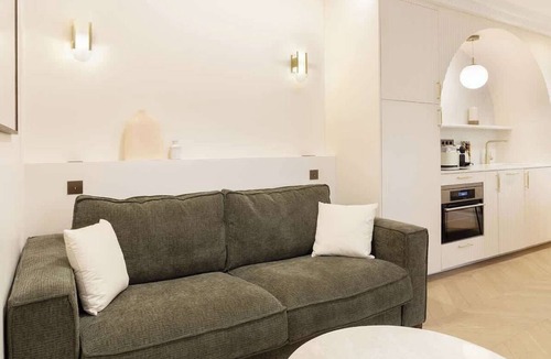 Gaillon Apartment | A Charming 1-BR/1BA with Services in Opéra