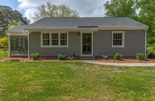 Irvington Cottage | A charming and peaceful getaway in the heart of Irvington, Virginia.