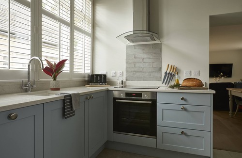 Bibury Cottage | A charming blend of modern comfort and rustic charm, Wisteria is a stylish retreat—perfect for coupl
