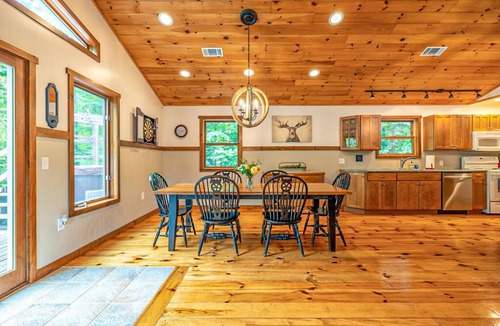 West Dover Ski Chalet | A Charming Chalet with Hot Tub 1 Mile to Mt. Snow