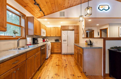 West Dover Ski Chalet | A Charming Chalet with Hot Tub 1 Mile to Mt. Snow