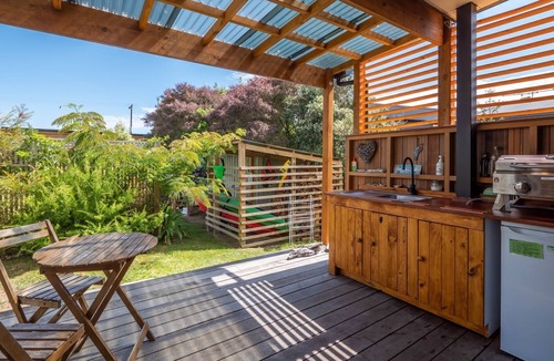 Pohara Cabin | A charming coastal studio just a few steps from the beach