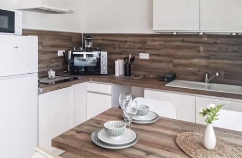 Saint-Martin-de-Crau Apartment | A charming apartment with separate entrance at the foot of the Alpille and at the gates of the Camar