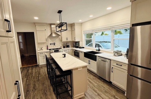Dracut House | A Charming House with Private Pool & BBQ Area