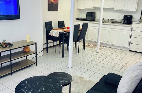 Dracut House | A Charming House with Private Pool & BBQ Area