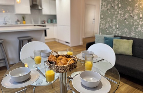 Bicester House | A Charming, Stylish & Spacious 3-Bedroom Mid-Century Homestay in Upper Heyford