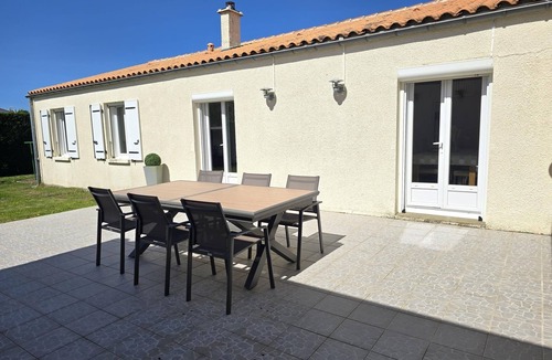 Saint Laurent de la Pree House | A comfortable home with a garden and a terrace