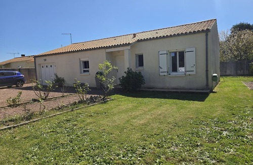Saint Laurent de la Pree House | A comfortable home with a garden and a terrace