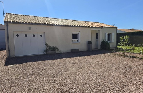 Saint Laurent de la Pree House | A comfortable home with a garden and a terrace