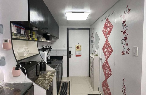 Project 8 Condo | A Comfortable 1-BR Condo Unit Steps to SM North EDSA and near North Avenue MRT