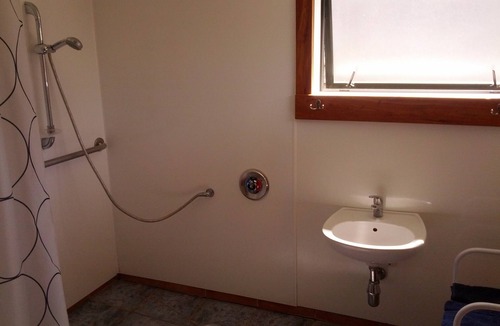 Collingwood Apartment | A comfortable, private, country apartment. 300mts walk to safe sandy beach.