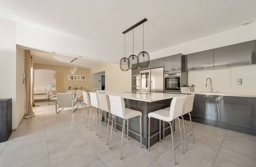 Orgon House | A comfortable property enjoying a view of the Alpilles mountain range - Sleeps 10