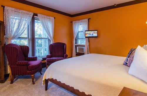 Shelburne Bed & Breakfast | A comfy 2nd Floor King B&B guestroom in Downtown Shelburne - Delicious Breakfasts! VAN