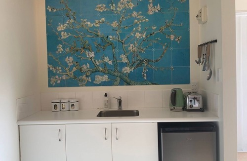 Wellington Cabin | A cosy cabin, near Ōtari bush, and only minutes to Wellington CBD with sauna!