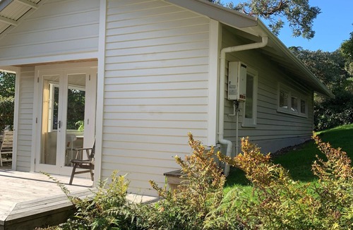 Wellington Cabin | A cosy cabin, near Ōtari bush, and only minutes to Wellington CBD with sauna!