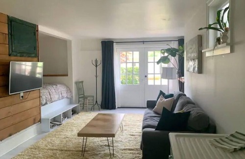 East Queen Anne Apartment | A Cozy Light-Filled Retreat in Queen Anne, Seattle