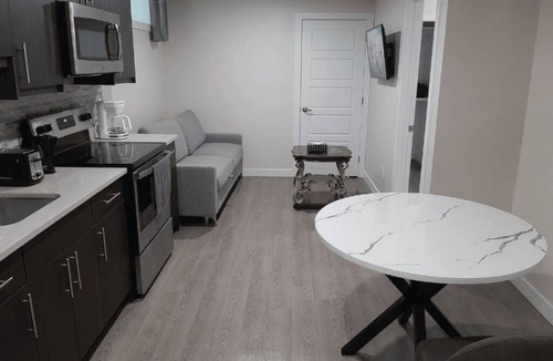 Saskatoon House | A cozy one bedroom suite located in the peaceful neighborhood of Evergreen.