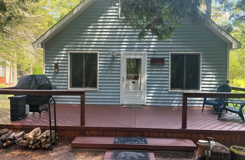 Comins Cabin | A creekside cabin for a relaxing getaway in the woods and near trails