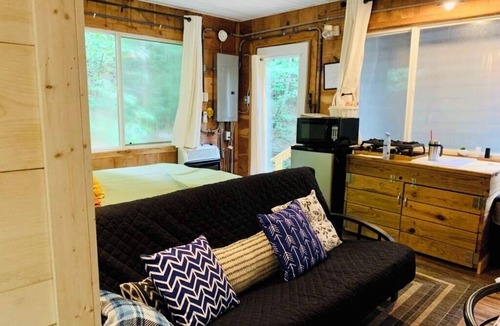 Emlyn Cabin | A Curious Cabin in Daniel Boone National Forest 🌳