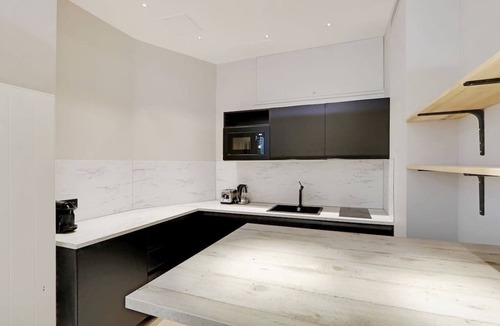 Quartier de la Plaine-de-Monceaux Apartment | A Dazzling Studio-Loft in Parc Monceau