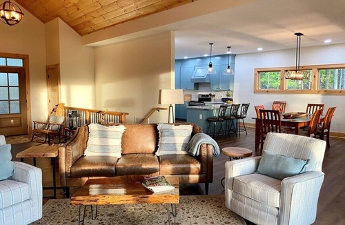 Fleetwood House | A Deer Haven - Upscale, Hot Tub, River Access, Views, Foosball, 2K Beds, WIFI