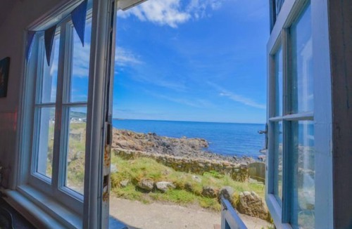 Coverack House | A dream seaside escape perfect for taking in the beauty of the Cornish coastline