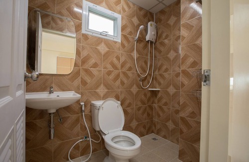 Bang Bua Thong Hotel | A.E. Richy Home