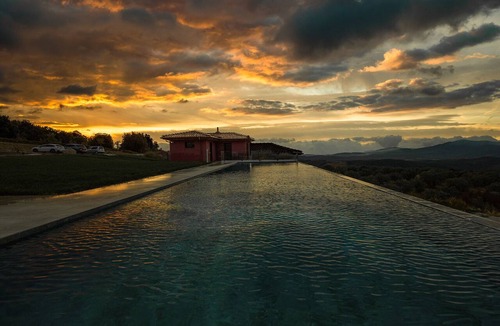 Roccastrada House | A fantastic pool in a Tuscan farmhouse with breathtaking views of the Maremma