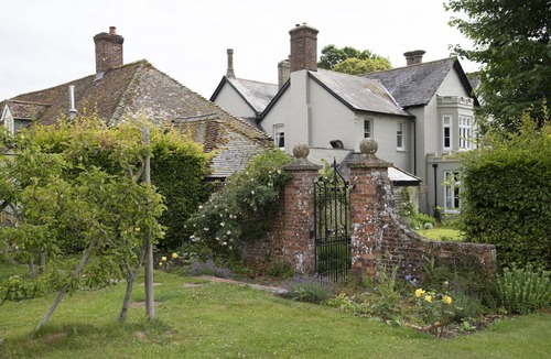 Chettle House | A former hotel set deep in the Dorset countryside in a small village
