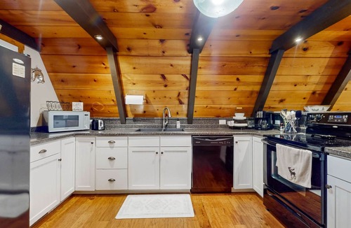 Flat Hollow Marina House | A Frame Cabin, Sleeps 9, Pickleball Court, Boat Slip