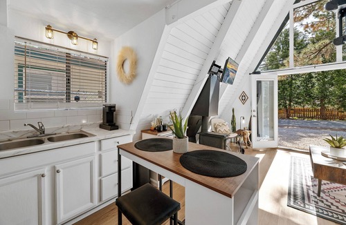 Sugarloaf Cabin | A-frame Couples Retreat, Escooters, HotTub, SUPboards, Kayak, EV Charging