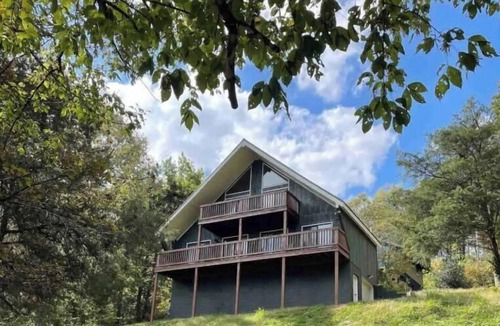 Lancaster Cabin | A-frame house (.3 miles) to Center Hill Marina
