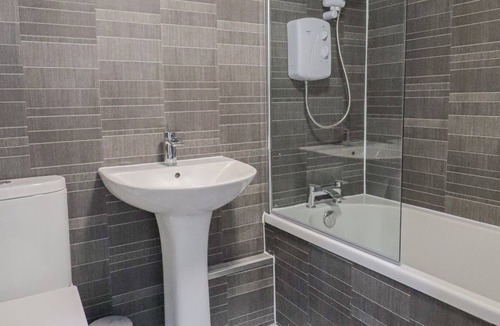 Renfrew Apartment | A fully equipped flat in a residential area not far from Glasgow Airport and M8 Motorway.