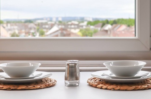 Renfrew Apartment | A fully equipped flat in a residential area not far from Glasgow Airport and M8 Motorway.