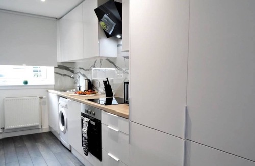 Johnstone House | A fully equipped house in a residential area not far from Glasgow Airport and M8 Motorway.