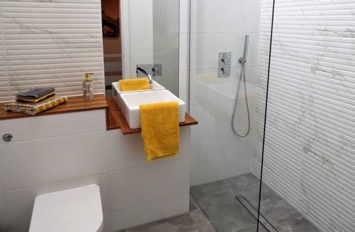 Johnstone House | A fully equipped house in a residential area not far from Glasgow Airport and M8 Motorway.