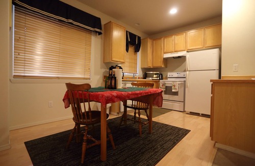 Beaverton House | A Home Away From Your Home 2 Master Suites Townhouse On In A Quiet Neighborhood